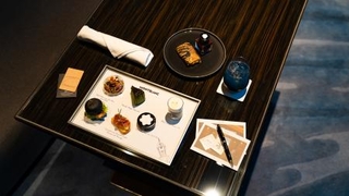 　「オークウッドプレミア東京」で提供されるハイティー。食後にはモンブランのボールペンとポストカード（右）が用意される（提供写真）