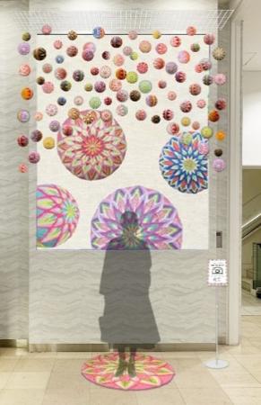 　紀州てまりを飾った会場のエントランスホール＝東京・銀座（提供写真）