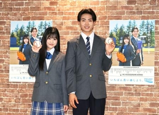 　発表会に登場した黒氏萌楓（左）と佐藤泰心＝１９日、東京都千代田区