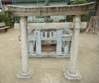 　立石の地名の由来となったとされる小さな石標「立石」が囲いの中にある＝東京都葛飾区