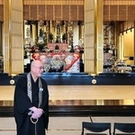 　築地本願寺本堂内の東森尚人副宗務長（左）＝東京都中央区