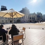 　境内にカフェがある築地本願寺＝東京都中央区