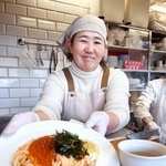 　イクラをトッピングした「魚卵屋のたらこパスタ」＝東京都中央区