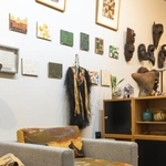 　石本藤雄さんのマリメッコテキスタイルを用いたアームソファ＝東京・高円寺（ｐｈｏｔｏ　ｂｙ　Ｍｏｕｎｔａｉｎ　Ｍｏｒｎｉｎｇ）（提供写真）