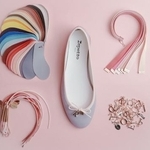 　フランスのブランド「レペット」のシューズ（中央）と製作に使うマテリアル（提供写真）