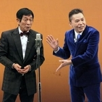 　漫才を披露する明石家さんま（左）と太田光＝東京都内