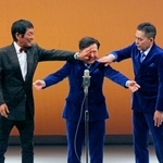 　漫才を披露する（左から）明石家さんま、田中裕二、太田光＝東京都内