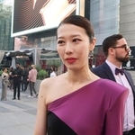 　授賞式後に取材に応じる挾間美帆＝ロサンゼルス（共同）