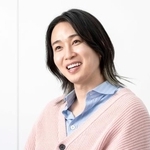 　インタビューに答えるカルマ