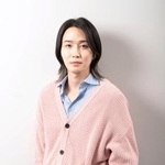 　ポーズをとるカルマ