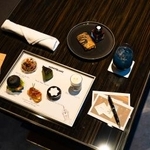 　「オークウッドプレミア東京」で提供されるハイティー。食後にはモンブランのボールペンとポストカード（右）が用意される（提供写真）