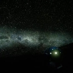 　谷川俊太郎さんのプラネタリウム作品「夜はやさしい」で映し出される星空（画像提供：日本科学未来館）