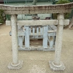 　立石の地名の由来となったとされる小さな石標「立石」が囲いの中にある＝東京都葛飾区