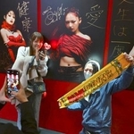 　記念撮影をする「ＨＡＮＡ」のファン＝東京都渋谷区