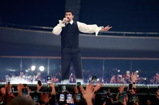 　歓声を浴びながら歌うバッド・バニー＝７日、千葉市（Ｐｈｏｔｏ　ｂｙ　Ｇｅｔｔｙ　Ｉｍａｇｅｓ　ｆｏｒ　Ｓｐｏｔｉｆｙ）