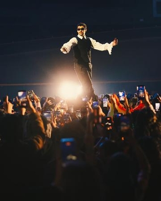 　パフォーマンスするバッド・バニー＝７日、千葉市（Ｐｈｏｔｏ　ｂｙ　＠ｂａｄｂｏｉ）