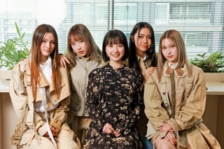 　藤崎ゆみあ（中央）と「美麗」の４人