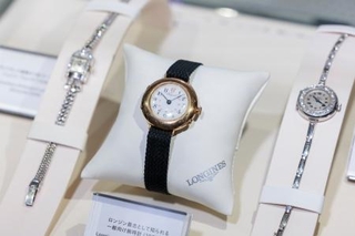 　ロンジンで現存最古の１９０２年製の腕時計（中央）（提供写真）