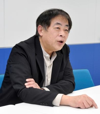 　インタビューに答える谷口悟朗監督＝東京都内