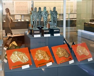 　日本レコード大賞の盾とトロフィーなどを展示する阿久悠記念館＝東京都千代田区