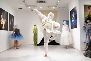 　衣装を着てパフォーマンスをするダンサー＝東京都渋谷区