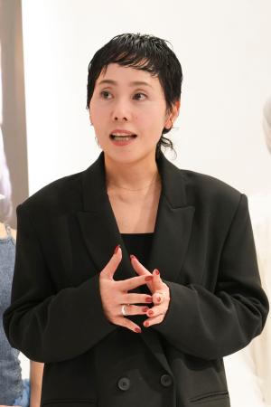 　記者の質問に答える井上ユミコさん＝東京都渋谷区