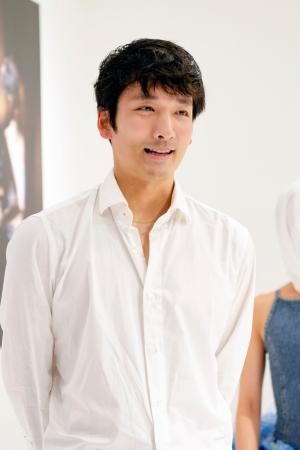 　記者の質問に答える堀内将平さん＝東京都渋谷区