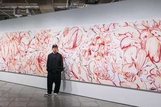 　桜をモチーフにした大型作品「Ａ　ＭＯＭＥＮＴＯ，２０２６」の前に立つＳＨＵＮ　ＳＵＤＯさん（写真提供：Ｇｉｎｚａ　Ｓｏｎｙ　Ｐａｒｋ）