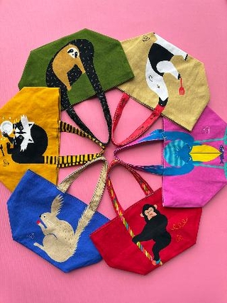 　「図図（ＺＵＺＵ）」による動物のモチーフをプリントしたカラフルなバッグ（提供写真）