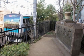 　大森貝塚の石碑＝東京都品川区