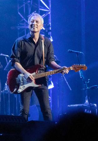 　ステージに立つ佐野元春＝東京都江東区（２０２６（Ｃ）Ｍ‘ｓ　Ｆａｃｔｏｒｙ　Ｍｕｓｉｃ　Ｐｕｂｌｉｓｈｅｒｓ）