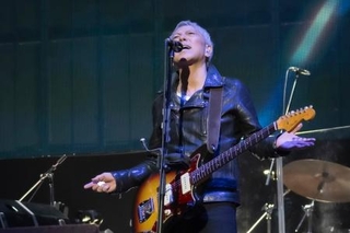 　熱唱する佐野元春＝東京都江東区（２０２６（Ｃ）Ｍ‘ｓ　Ｆａｃｔｏｒｙ　Ｍｕｓｉｃ　Ｐｕｂｌｉｓｈｅｒｓ）