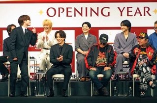 　古田新太（前列右端）にツッコむ大橋和也（前列左端）＝２５日、東京都江東区