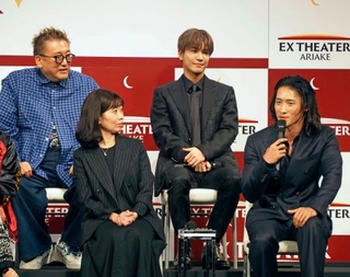 　岩本照（前列右）の体重管理術に感心する岩田剛典（後列右）ら＝２５日、東京都江東区