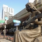 　六本木交差点の角にある彫刻「奏でる乙女」＝東京都港区