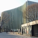 　外壁の曲線が美しい国立新美術館＝東京都港区