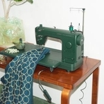 　ＪＵＫＩとミナ　ペルホネンによるコラボレーションミシン「ＳＬ-３７００　ｍｉｎａ　ｐｅｒｈｏｎｅｎ」（ｐｈｏｔｏｇｒａｐｈ：Ｒｅｉｋｏ　Ｔｏｙａｍａ　ｓｔｙｌｉｎｇ：Ｆｕｍｉｋｏ　Ｓａｋｕｈａｒａ）（提供写真）