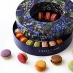 　東信さんのフラワーアレンジメントの写真を施したボックスにマカロン２０個を詰め合わせた「ロゼ　マティナール」（提供写真）