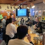 　裏池上通りの「ｓａｋａｂａｒ　ＧＡＭＩ」でのライブ演奏＝東京都大田区