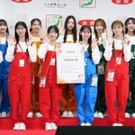 　記者会見に登場した（左から）倉野尾成美、山崎空、八木愛月、正鋳真優、佐藤綺星、森川優、伊藤百花、平田侑希、千葉恵里、工藤華純、山内瑞葵＝９日、東京都千代田区