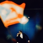 　プエルトリコの旗がはためく中で歌うバッド・バニー＝７日、千葉市（ｐｈｏｔｏ　ｂｙ　＠ｂａｄｂｏｉ）