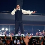 　歓声を浴びながら歌うバッド・バニー＝７日、千葉市（Ｐｈｏｔｏ　ｂｙ　Ｇｅｔｔｙ　Ｉｍａｇｅｓ　ｆｏｒ　Ｓｐｏｔｉｆｙ）