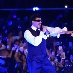 　パフォーマンスするバッド・バニー＝７日、千葉市（Ｐｈｏｔｏ　ｂｙ　Ｇｅｔｔｙ　Ｉｍａｇｅｓ　ｆｏｒ　Ｓｐｏｔｉｆｙ）