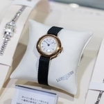 　ロンジンで現存最古の１９０２年製の腕時計（中央）（提供写真）