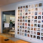 　レコードのジャケットが飾られた阿久悠記念館の入り口＝東京都千代田区