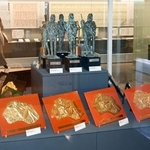 　日本レコード大賞の盾とトロフィーなどを展示する阿久悠記念館＝東京都千代田区