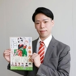 　自主公演のチラシを手にする片岡市也