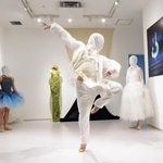 　衣装を着てパフォーマンスをするダンサー＝東京都渋谷区