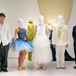 　衣装を着たダンサーと並ぶ堀内将平さん（左端）と井上ユミコさん（右端）＝東京都渋谷区