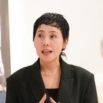 　記者の質問に答える井上ユミコさん＝東京都渋谷区